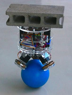 Robot bola  con bloque de hormigon